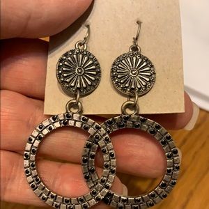 Pretty dangly earrings never worn
